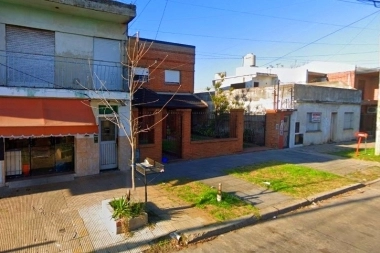 Los vio venir y para evitar el robo del teléfono celular, saltó las rejas y se refugió en una vivienda