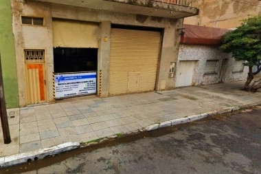 Qué reflejos: con una veloz maniobra, conductor de una 4x4 evadió a jóvenes armados que le pretendieron robar