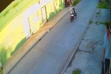 Con la técnica de la grulla y a piedrazos, puso en fuga a motochorro que lo amenazaba con un revólver