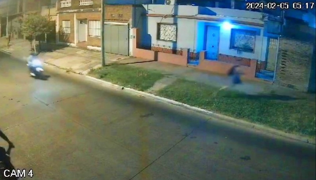 Amenazas, corridas y culatazos: motochorros atacaron a vecinos que esperaban un ómnibus en el Conurbano