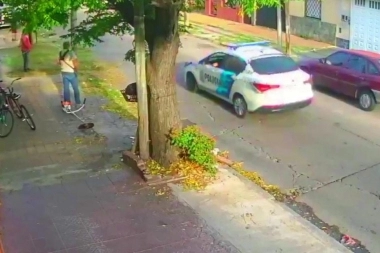Durante una persecución policial, un hombre que cortaba el pasto en la vereda recibió una bala perdida y murió