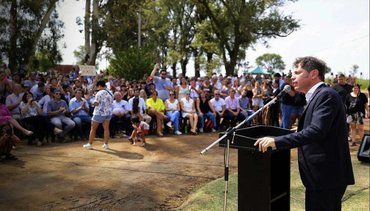 Kicillof entregó viviendas y criticó el “cero obras públicas” de Milei: “Va contra la Constitución”