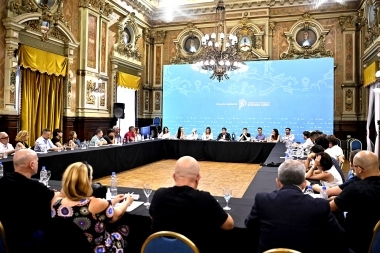 Kicillof recibió a referentes de la cultura y destacó la gravedad de tildar de “casta” a artistas