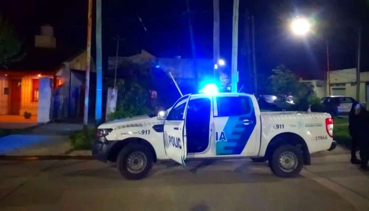 Detuvieron a un sujeto que golpeó a su pareja y la arrojó al asfalto desde un auto