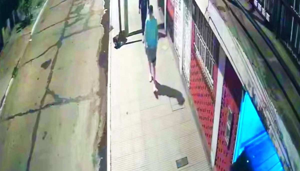 Cuatro pibes armados asaltaron a un hombre y le robaron la camioneta en el garaje de la casa