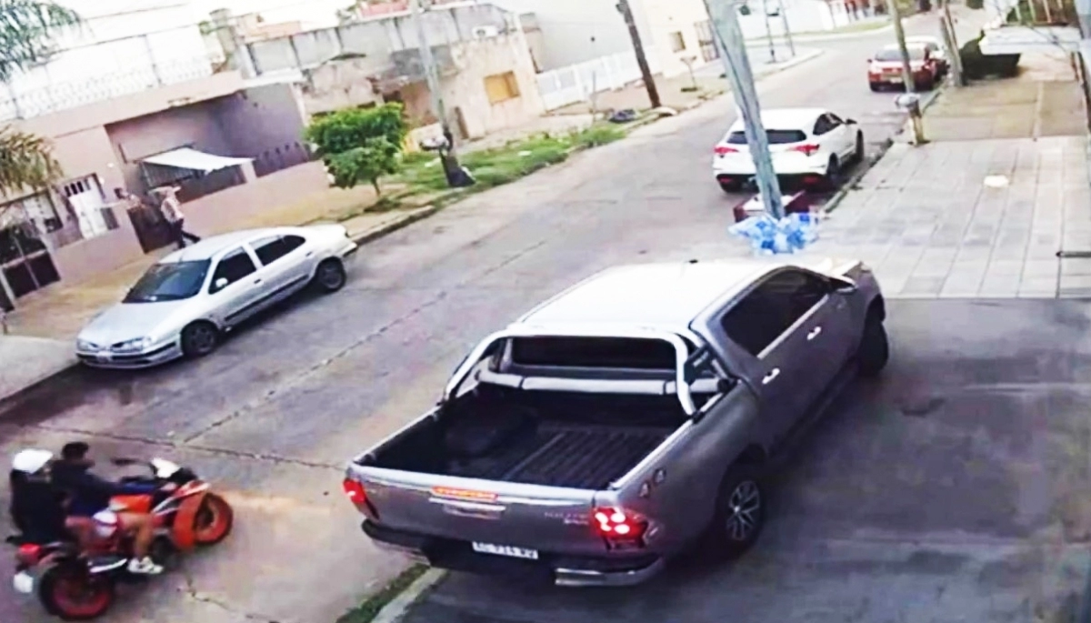 Vivo por centímetros: forcejeó con motochorro, cayó al pavimento y el sujeto le disparó a sangre fría