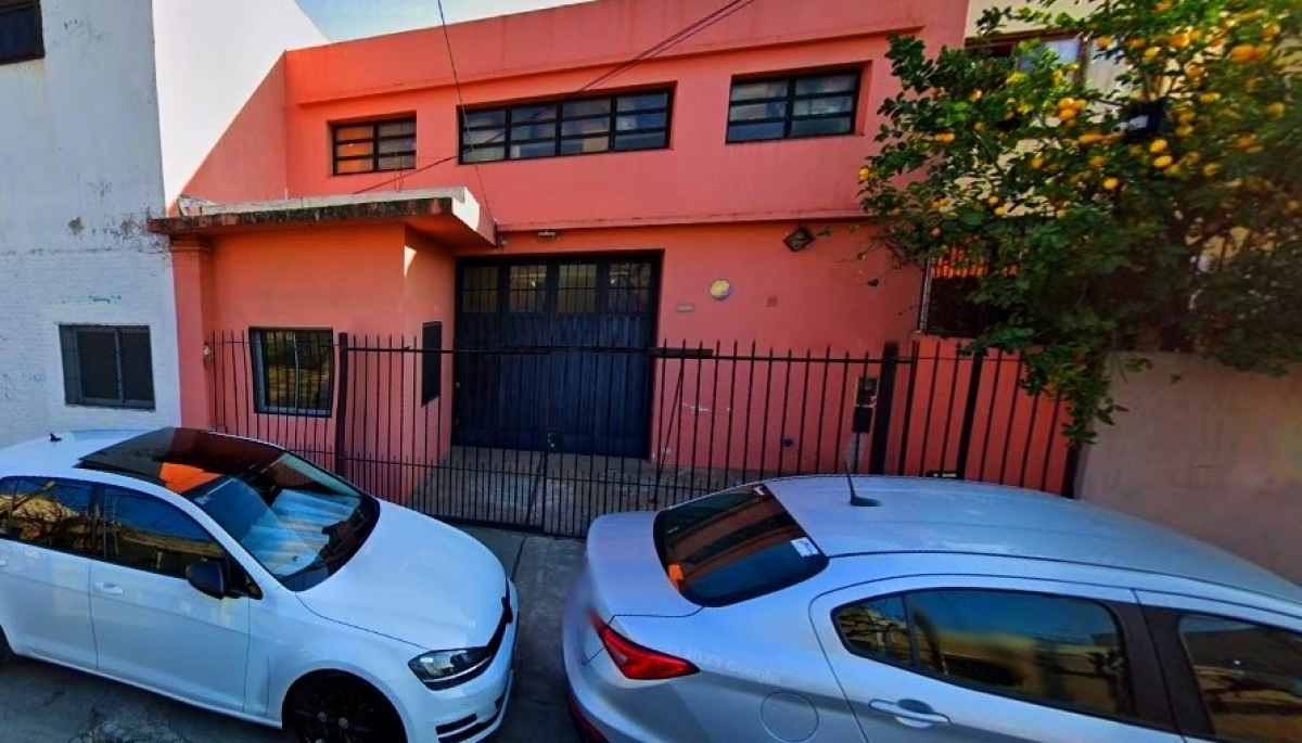 Se burlaron de las rejas: un joven fue bolsiqueado y asaltado a través de los barrotes de seguridad