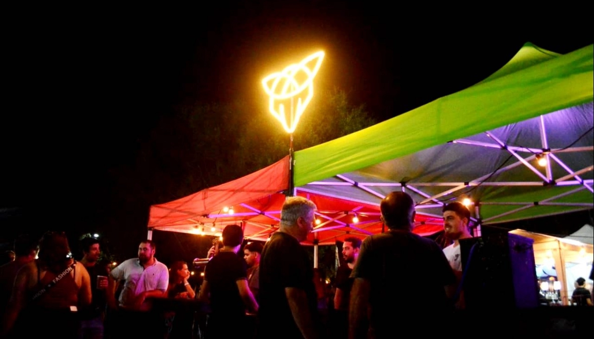 Gastronomía y buena música: una multitud disfrutó la noche en el Trenque Beer II