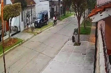 Dos adolescentes fueron asaltados por una pareja de despreciables cacos en moto
