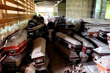 Como para hacer una de zombies: encontraron ataúdes y restos humanos abandonados en La Plata