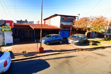 No le dieron tiempo a cerrar el portón y a punta de pistola le robaron el auto a una mujer