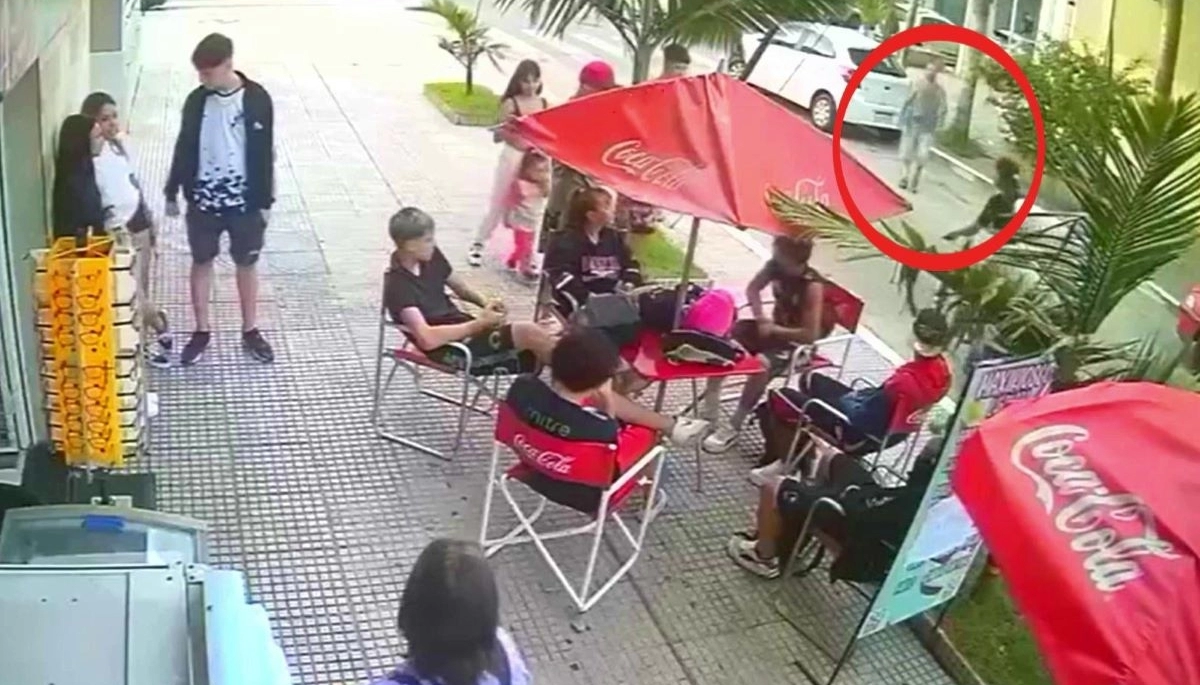 Locura total: por una supuesta pelea del hijo, le dio una brutal paliza a un adolescente