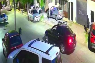 No tenía seguro: le patearon la puerta de la casa, le dieron culatazos y le robaron la camioneta