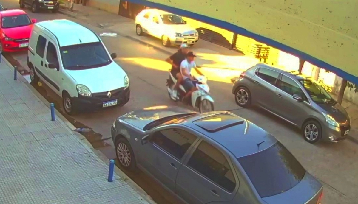 Con una arriesgada decisión, un automovilista dejó "pagando" a una pareja de motochorros
