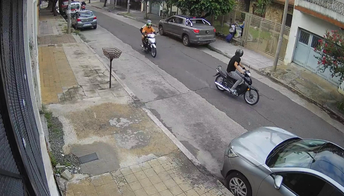 Una familia zafó del robo de la camioneta y los motochorros escaparon a puro grito y reproches