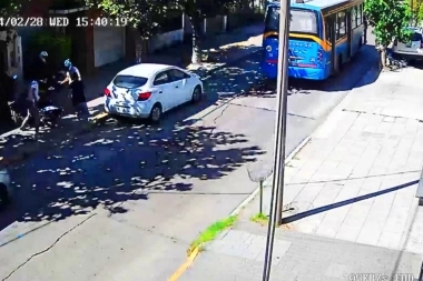 Cuatro delincuentes intentaron robar una moto y un chofer les impidió la fuga con el colectivo