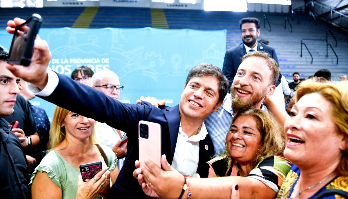 Bajo el programa “Mi Escritura, Mi Casa”, Kicillof entregó títulos de propiedad en Lomas de Zamora