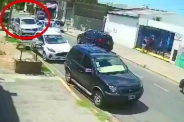 En la puerta de una escuela: sujetos armados atacaron a una pareja y le robaron la camioneta