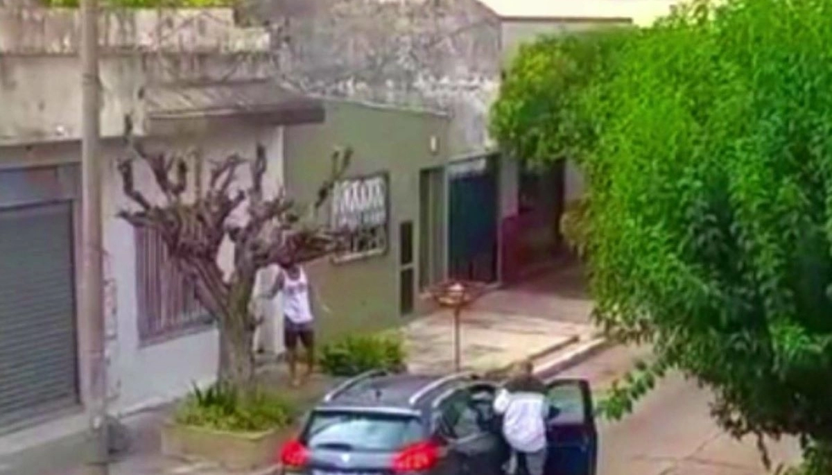 Raid delictivo: una pareja de violentos robó dos autos y asaltó a peatones en el Conurbano
