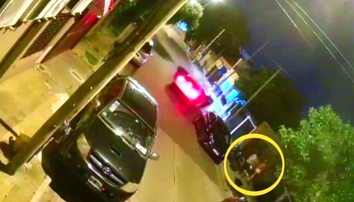 Entradera express: pareja de amigos fue sorprendida en la acera y padeció un brutal y veloz robo en la vivienda