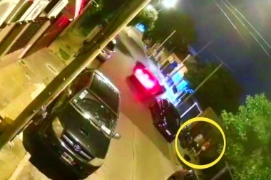 Entradera express: pareja de amigos fue sorprendida en la acera y padeció un brutal y veloz robo en la vivienda