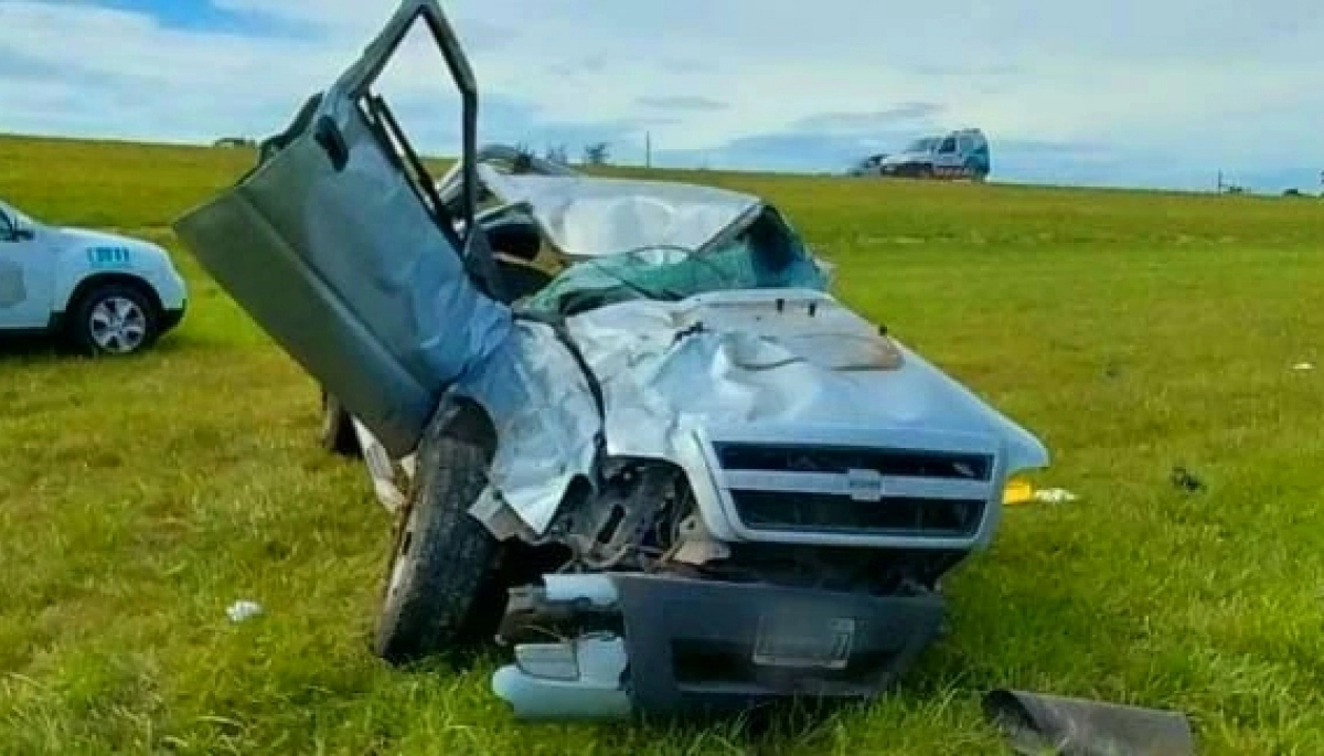 Vuelco fatal en la ruta 2: perdió la vida al salir despedido de la camioneta, su acompañante está muy grave