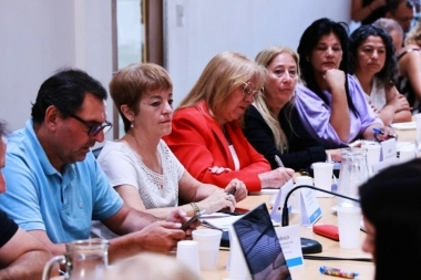 En medio de la crisis, Kicillof vuelve a convocar a docentes y estatales para discutir paritarias
