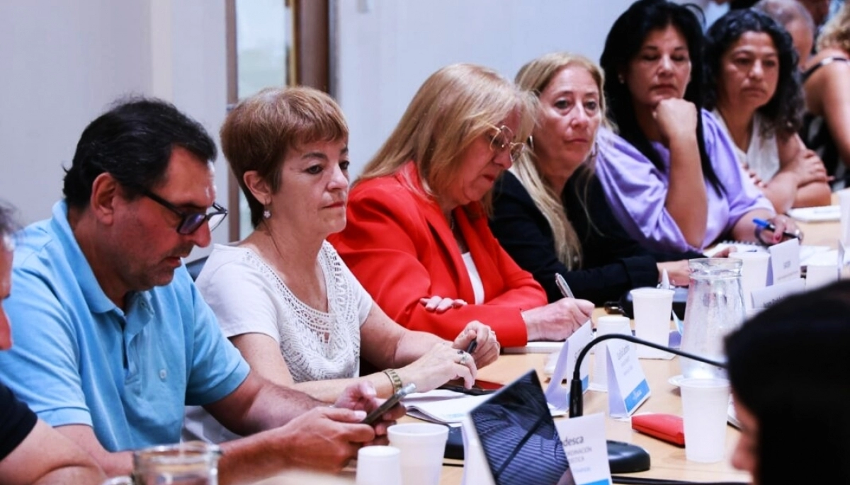 En medio de la crisis, Kicillof vuelve a convocar a docentes y estatales para discutir paritarias