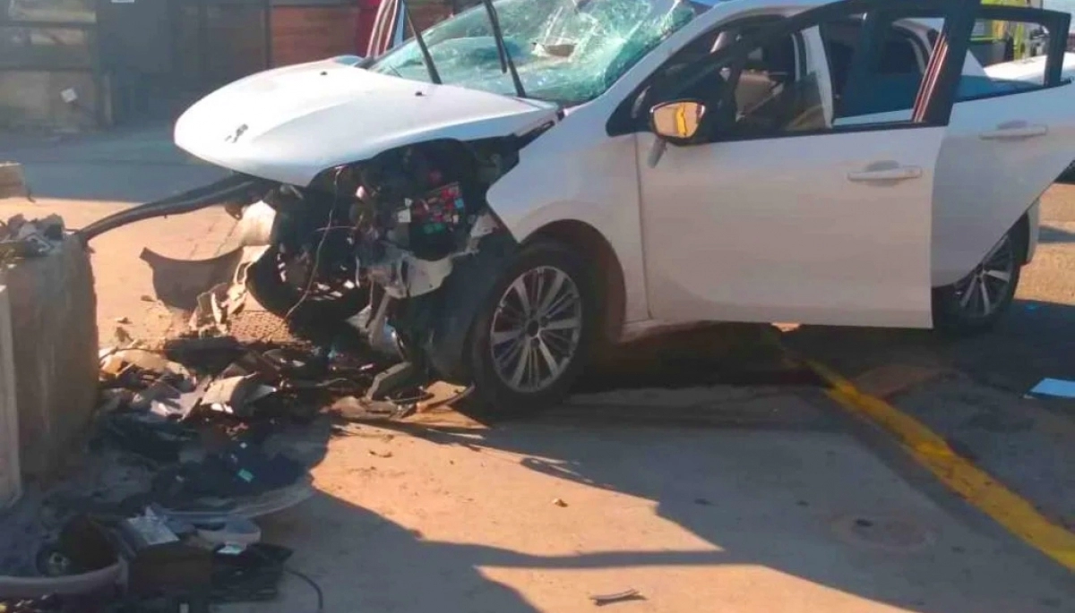 En auto robado y alta velocidad: un choque a metros del Torreón del Monje dejó un muerto y tres heridos