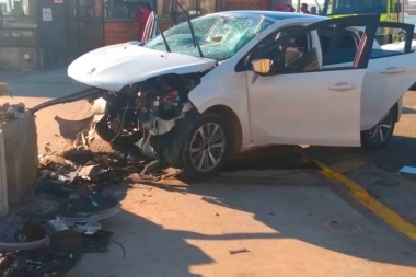 En auto robado y alta velocidad: un choque a metros del Torreón del Monje dejó un muerto y tres heridos