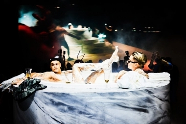 Paco Amoroso y Ca7riel sorprendieron en el Lollapalooza: dieron el show metidos en un jacuzzi