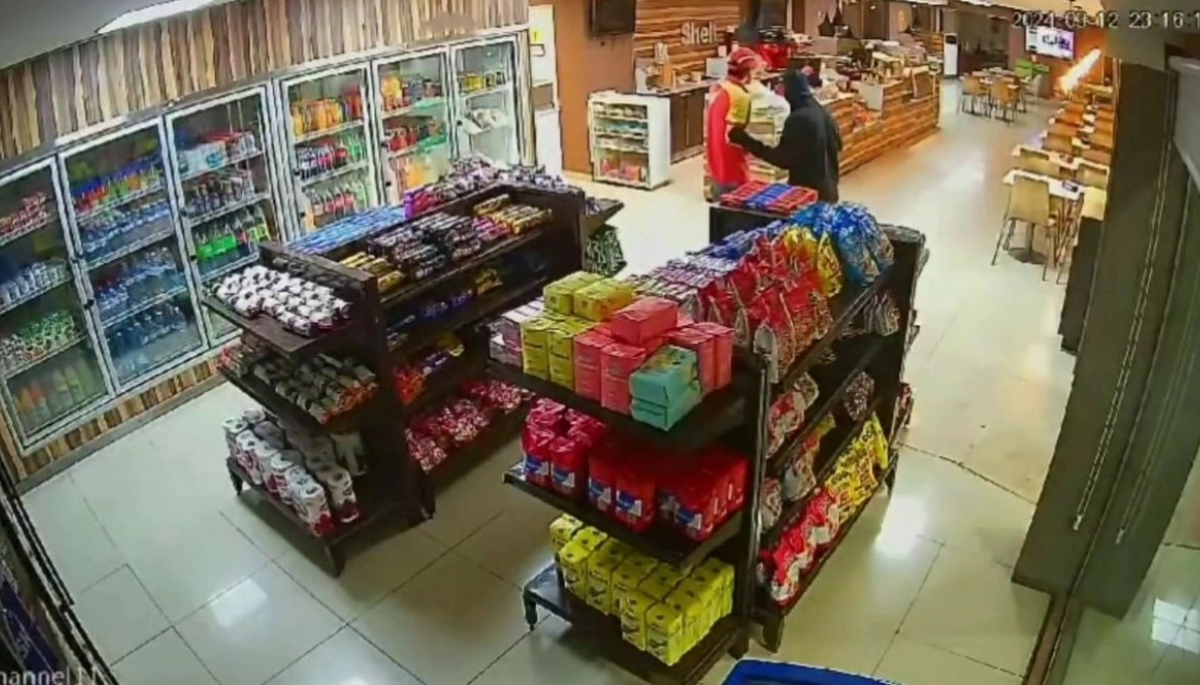 El temporal y la policía no lo detienen: con la cara cubierta y arma en mano, asaltó una estación de servicios