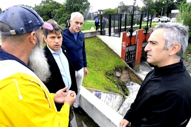 Kicillof agarró el paraguas y recorre la Provincia por el temporal: visitó Berisso y Brandsen