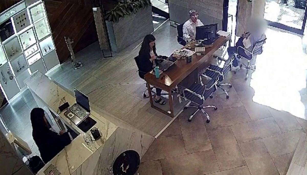 Con la réplica de una pistola, un solitario delincuente se llevó millones de pesos de un comercio en Palermo