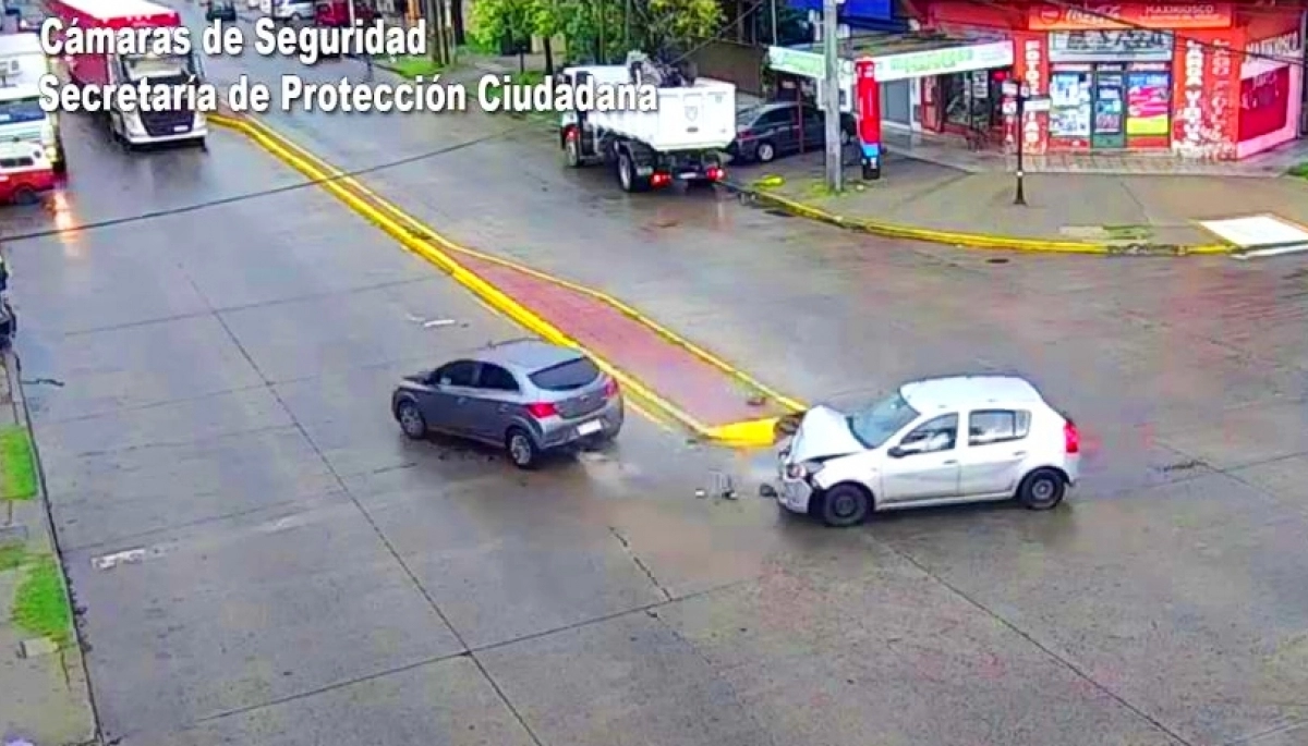 Violento choque sobre el pavimento húmedo de la Ruta 9