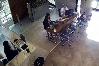 Con la réplica de una pistola, un solitario delincuente se llevó millones de pesos de un comercio en Palermo