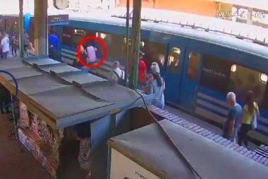 Arrebató un teléfono y para escapar saltó entre los vagones a las vías