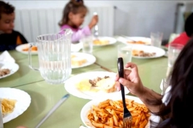 Los cambios para el cobro del Servicio Alimentario Escolar acrecientan el duelo Milei-Kicillof