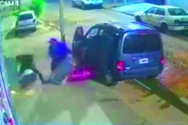 En menos de un minuto y a pesar de la sirena, desvalijaron el depósito de una empresa textil