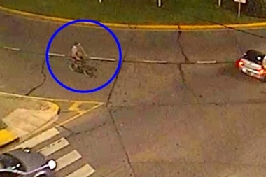 Quién tiene prioridad: un ciclista salía de la rotonda y fue embestido por un automovilista