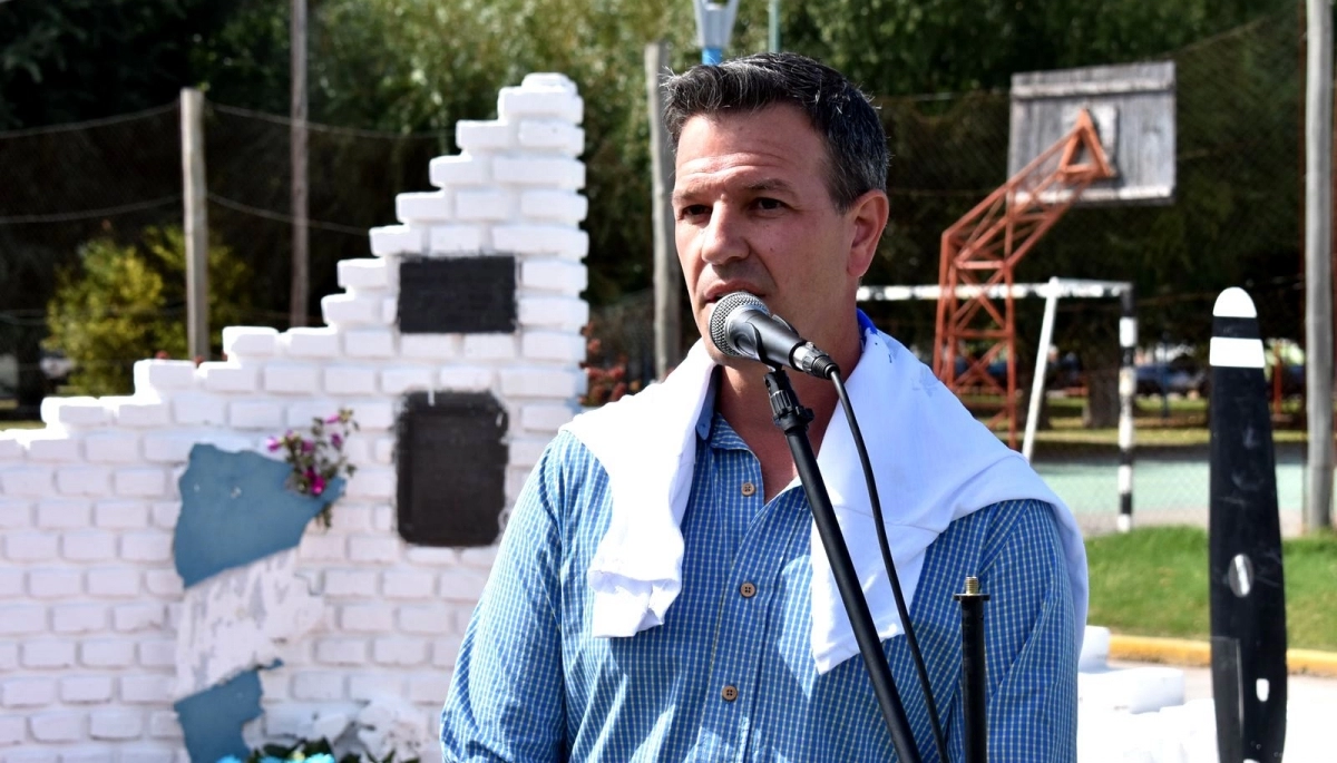 Junto a veteranos de guerra, Sciaini encabezó un homenaje de Malvinas en Roque Pérez