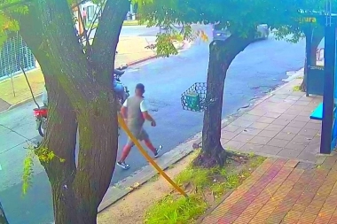 Le robaron la moto, corrió en busca de ayuda y los automovilistas lo ignoraron