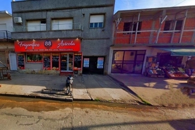 Delante de la cajera y de una clienta, un sinvergüenza robó el frasco de las propinas