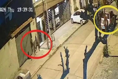 A la carrera y en veinte segundos, cinco jóvenes le robaron la camioneta a una madre y su niña