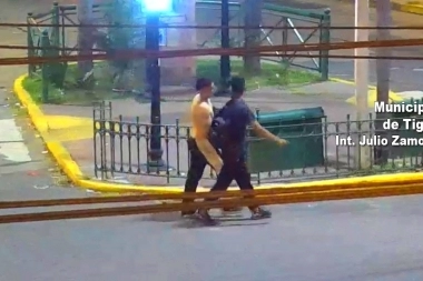 Para robar un par de zapatillas, una pareja de rastreros atacó a un hombre a traición