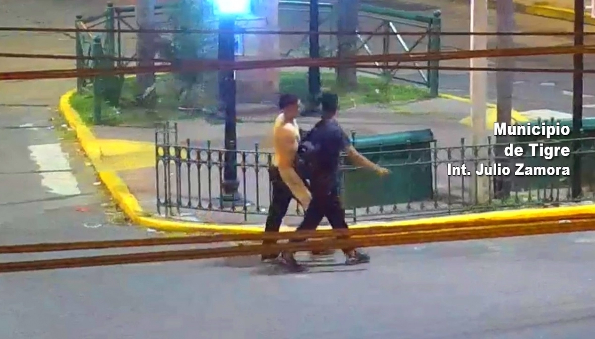 Para robar un par de zapatillas, una pareja de rastreros atacó a un hombre a traición