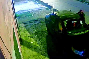 Estacionó el auto y la atacaron salvajes motochorros: "Pegale un tiro, pegale un tiro", gritaban