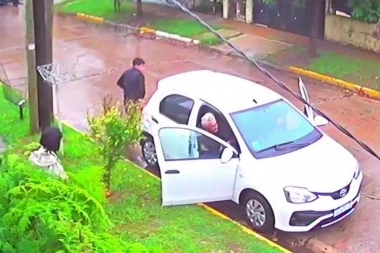 Raid delictivo: durante una recorrida criminal, sujetos armados amenazaron a una mujer y le robaron el auto