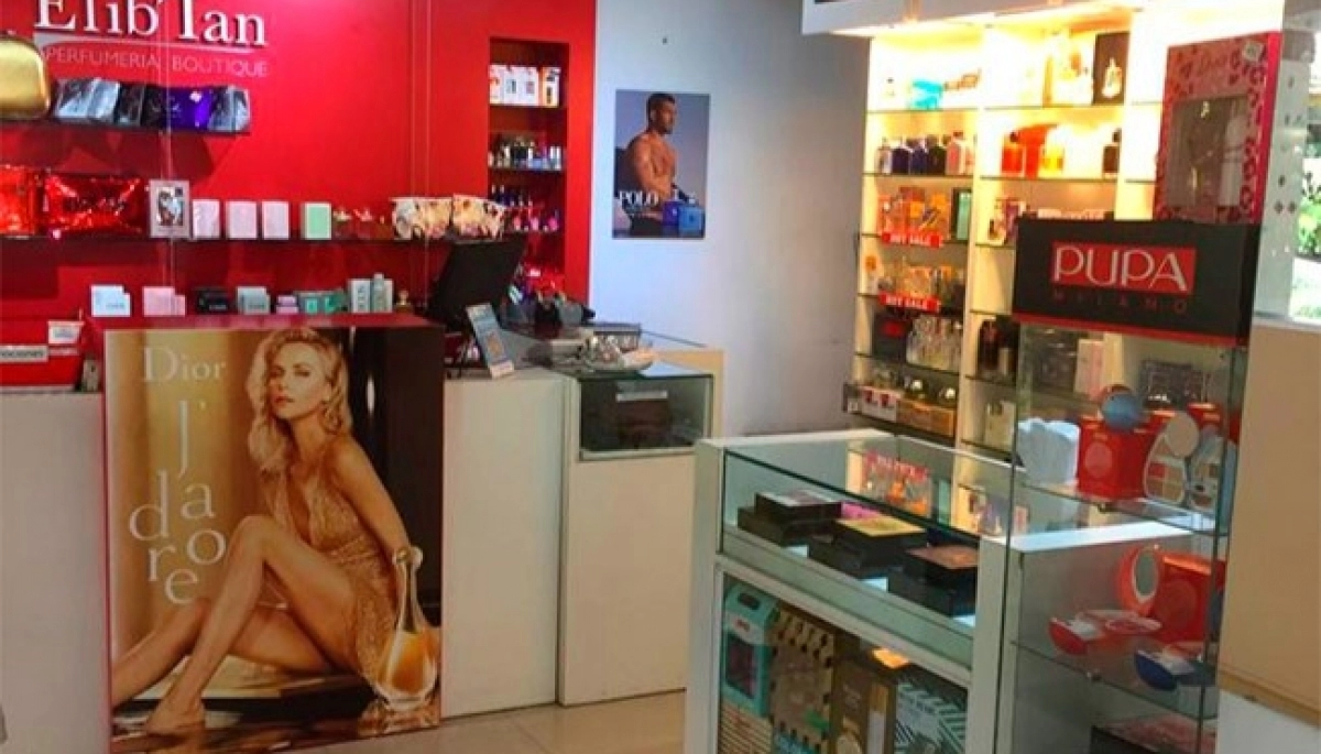 Un gentil y educado delincuente asaltó a la encargada de una perfumería