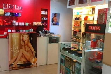 Un gentil y educado delincuente asaltó a la encargada de una perfumería